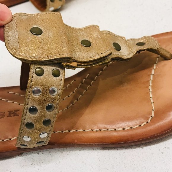 TRASK Tan Leather Sandals Thong Crackle Bronze Studded Cascade Padded Sz 7 - Picture 11 of 16